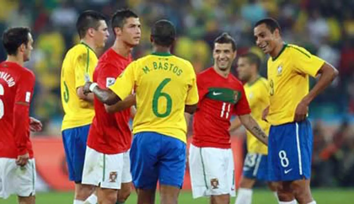 Cristiano Ronaldo bersalaman dengan Michel Bastos seusai laga Portugal kontra Brasil di Durban, 25 Juni 2010. Kedua tim lolos ke babak 16 besar PD 2010, Brasil juara Grup G. AFP PHOTO/KARIM JAAFAR