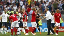 Para pemain Denmark bersalaman dengan pemain Prancis usai laga grup C Piala Dunia di Stadion Luzhniki, Moskow, Selasa (26/6/2018). Kedua negara bermain imbang 0-0. (AP/Matthias Schrader)