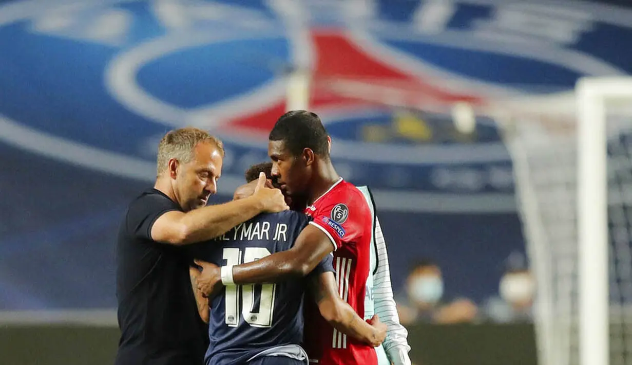 Striker PSG, Neymar, dipeluk Hans-Dieter Flick dan David Alaba usai ditaklukkan Bayern Munchen pada laga final di Stadion The Luz, Portugal, Senin (24/8/2020). Kekalahan ini membuat PSG gagal meraih gelar Liga Champions pertamanya. (Miguel A. Lopes/Pool via AP)