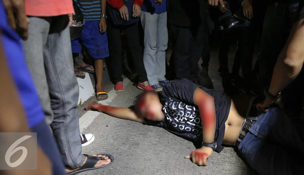 Pria tanpa identitas sekarat usai di tabrak bus PPD 213 di kawasan Matraman Raya, Jakarta, Kamis (20/8/2015). Menurut saksi pria tersebut nekat menyeberang melewati jalur busway. (Liputan6.com/Faizal Fanani)