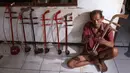 Ghohyong seorang pria tua saat menyelesaikan pembuatan alat musik Tehyan khas Tionghoa di Neglasari, Kota Tangerang (5/2/2021). Akibat pandemi Covid-19 membuat pria tua tersebut tidak menerima orderan pembuatan alat musik Tehyan.  (Liputan6.com/Angga Yuniar)