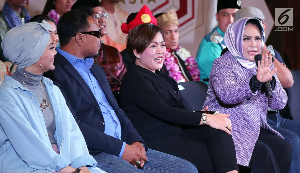 Juri Hetty Koes Endang (kanan) saat konferensi pers Dangdut Academy Asia ke 3 di SCTV Tower, Jakarta, Kamis (19/10). Kompetisi nyanyi dangdut terbesar tingkat Asia ini akan tayang di Indosiar 23 Oktober 2017 mendatang. (Liputan6.com/Helmi Afandi)