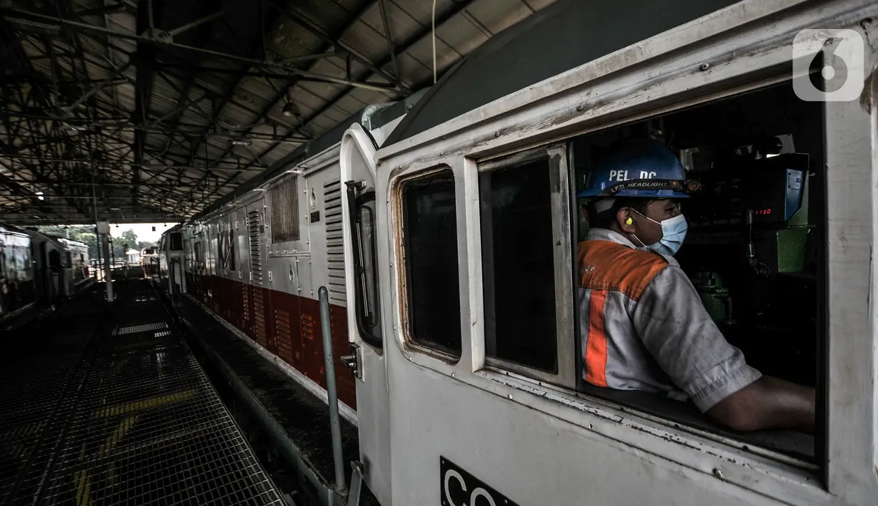 Petugas mengoperasikan lokomotif saat pemeriksaan rutin di Depo Kereta Cipinang, Jakarta, Kamis (29/4/2021). Depo di atas lahan 9 hektare memiliki 14 jalur dan rutin melakukan perawatan sebanyak 42 lokomotif tiap harinya, baik kereta barang maupun penumpang. (merdeka.com/Iqbal S. Nugroho)