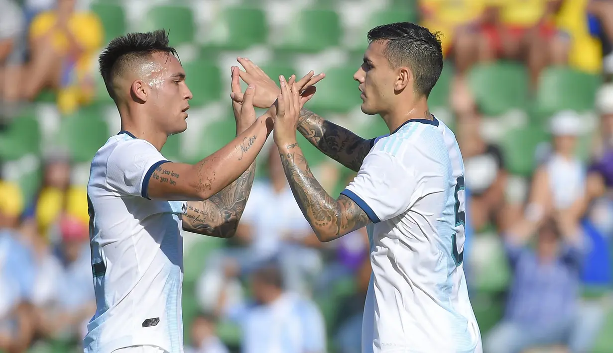 Gelandang Argentina, Leandro Paredes, merayakan gol yang dicetaknya ke gawang Ekuador pada laga persahabatan di Stadion Martinez Valero, Elche, Minggu (13/10). Ekuador kalah 1-6 dari Argentina. (AFP/Jose Jordan)
