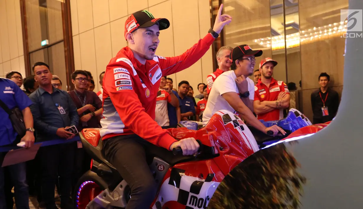 Ekspresi pembalap MotoGP Jorge Lorenzo saat memainkan game motor balap di Jakarta, Kamis (1/2). Lorenzo dan Dovizioso mampir ke Indonesia setelah menyelesaikan sesi latihan pramusim yang berlangsung di Sirkuit Sepang. (Liputan6.com/Angga Yuniar)