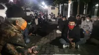 Ganjar menjenguk para pelajar peserta demo UU Cipta Kerja. (Foto: Dok. Humas Pemprov Jateng)