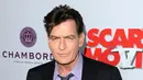 Charlie Sheen saat akan menonton pemutaran perdana "Scary Movie 5" di Hollywood, AS. (11/4/2013). Dalam acara televisi Today yang disiarkan NBC pada Selasa (17/11/2015) Charlie Sheen mengaku mengidap HIV. (AFP Photo)