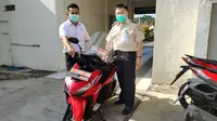 Pegawai KKP Banten Tunjukkan Ambulance Motor. (Rabu, 13/04/2022). (Liputan6.com/Yandhi Deslatama).