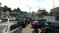 Volume kendaraan yang mengarah ke puncak di musim libur panjang ini membuat ruas mengarah ke puncak macet total (Liputan6.com/Achmad Sudarno).