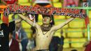 Suporter Persija membentangkan syal merayakan kemenangan tim Macan Kemayoran atas Perserui pada lanjutan Liga 1 Indonesia di Stadion Patriot Candrabhaga, Bekasi, Selasa (13/6). Persija menang telak 3-0 atas perserui. (Liputan6.com/Helmi Fithriansyah)