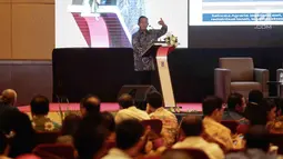 Menko Perekonomian Darmin Nasution saat memberikan paparan dalam pembukaan seminar Komite Ekonomi dan Industri Nasional (KEIN) di Jakarta, Rabu (17/1). Seminar tersebut bertemakan "Mengelolah potensi Ekonomi 2018". (Liputan6.com/Faizal Fanani)