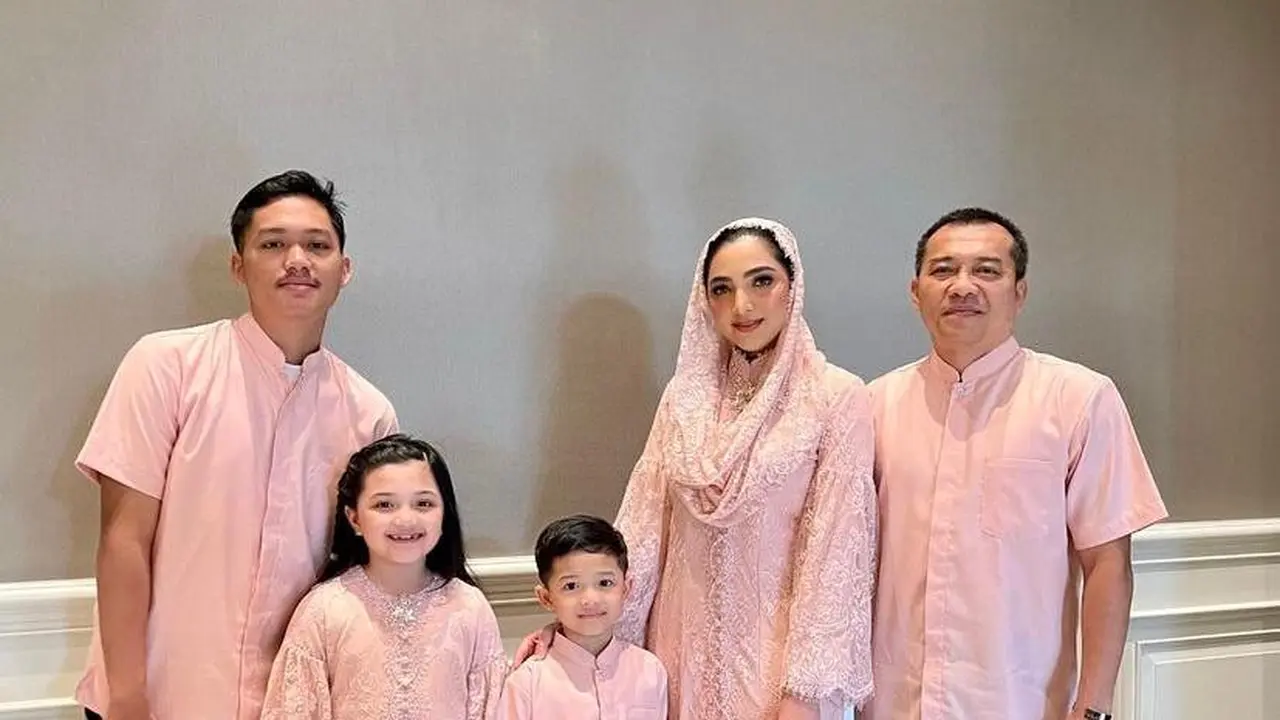 7 Gaya Busana Atta Halilintar dan Aurel Hermansyah di Aqiqah Ameena, Kompak Serba Monokrom