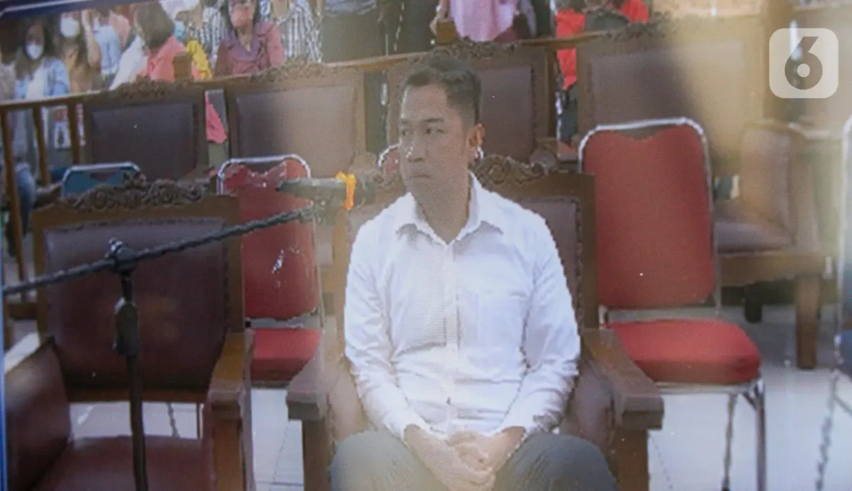 Terdakwa kasus merintangi penyidikan atau 'obstruction of justice' pembunuhan berencana terhadap Brigadir J, Arif Rachman Arifin mengikuti sidang pembacaan putusan sela di Pengadilan Negeri Jakarta Selatan, Selasa (1/11/2022). Dalam dakwaan sebelumnya, Mantan Wakaden B Biro Paminal Divisi Propam Polri AKBP Arif Rachman berperan merusak alat bukti laptop yang berisi data rekaman CCTV.. (Liputan6.com/Faizal Fanani)