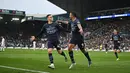 <p>Striker Manchester City, Gabriel Jesus (tengah) berselebrasi dengan gelandang Phil Foden setelah mencetak gol ke gawang Leeds United pada pertandingan lanjutan Liga Inggris di Elland Road di Leeds, Inggris utara (30/4/2022). The Citizens yang mengoleksi 83 poin berada di atas The Reds dengan 82 poin. (AFP/Oli Scarff)</p>