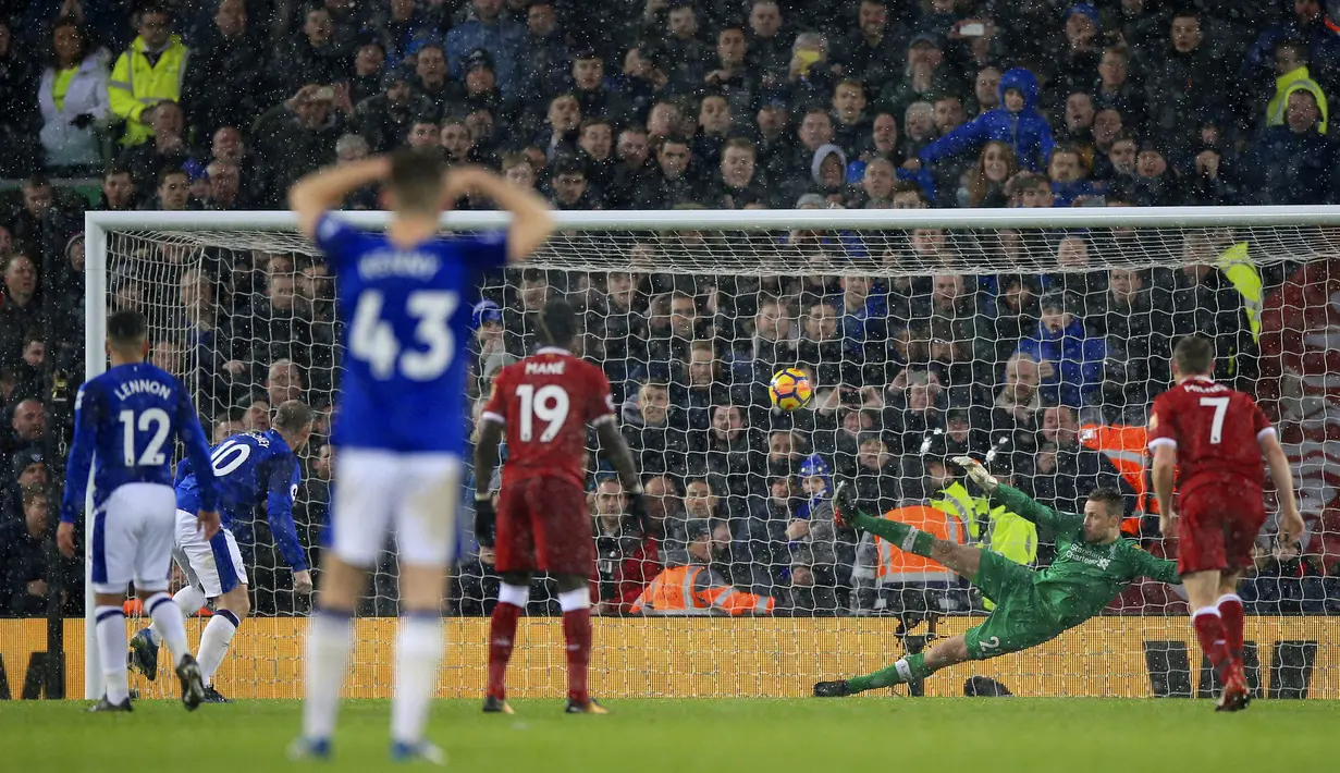 Striker Everton, Wayne Rooney, mencetak gol ke gawang Liverpool pada laga Premier League di Stadion Anfield, Minggu (10/12/2017). Laga bertajuk Derbi Merseyside itu berakhir imbang 1-1. (AP/Peter Byrne)
