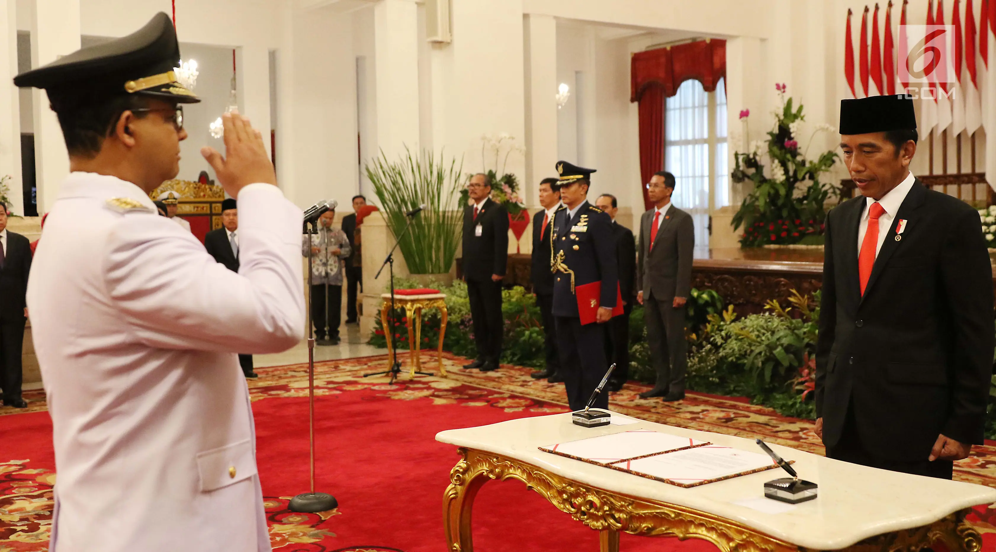 Anies Baswedan memberi hormat kepada Presiden Jokowi saat pelantikan Gubernur dan Wakil Gubernur DKI Jakarta periode 2017-2022 di Istana Negara, Jakarta, Senin (16/10). (Liputan6.com/Angga Yuniar)