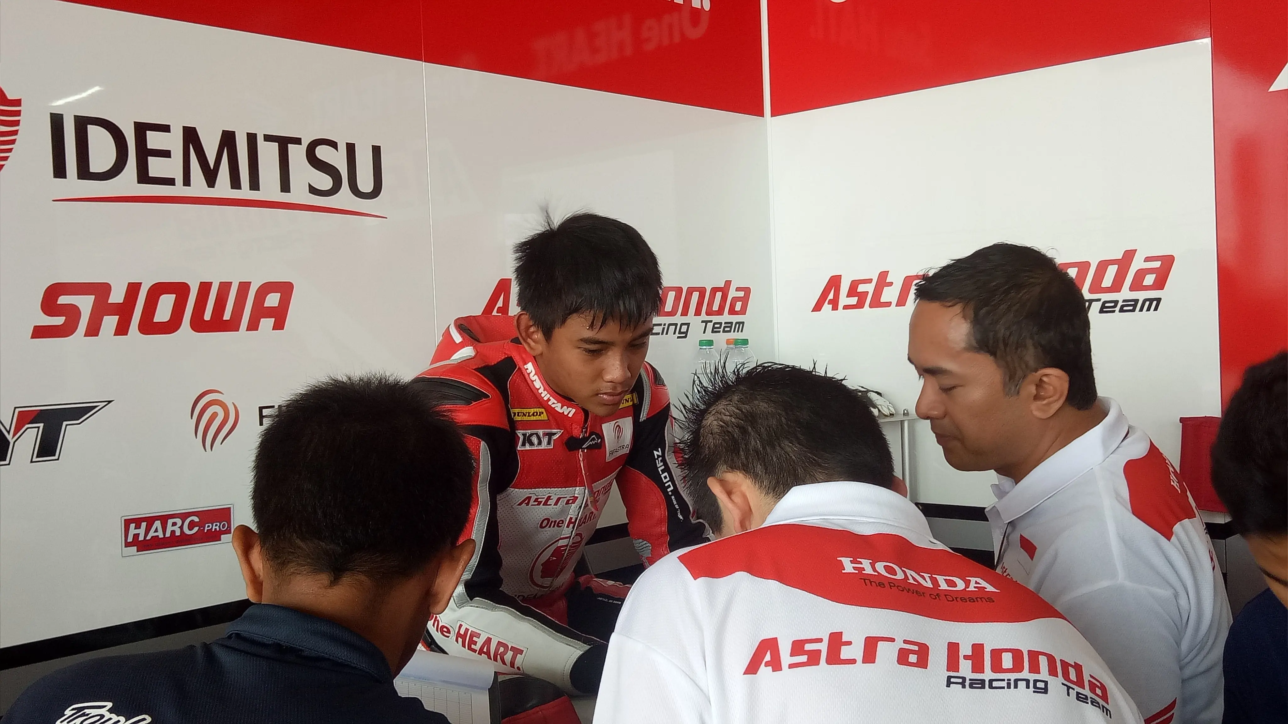 Pembalap Astra Honda Racing Team (AHRT), Mario Suryo Aji (Liputan6.com / Jonathan Pandapotan)