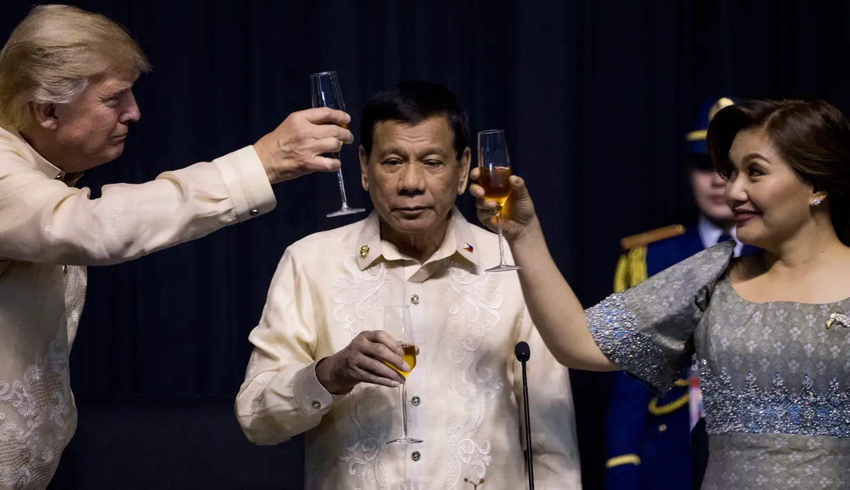 Presiden AS, Donald Trump bersulang dengan Ibu Negara Filipina, Cielito "Honeylet" Avancena disaksikan Presiden Filipina, Rodrigo Duterte dalam acara makan malam bersama konferensi ASEAN ke-31 di Manila, Minggu (12/11). (Athit Perawongmetha/Pool via AP)