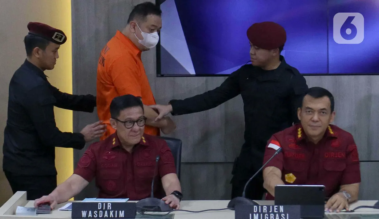 Buronan interpol berinisial LQ asal China dihadirkan pada konferensi pers Penangkapan Buronan Internasional di Dirjen Imigrasi, Jakarta, Kamis (10/10/2024). (Liputan6.com/Herman Zakharia)