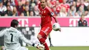 Penyerang Bayern Munich, Mario Goetze (kanan) mencoba mencetak gol ke gawang Borussia Dortmund Roman Weidenfeller saat berlaga di ajang Bundesliga di Munich (12/4/2014). (REUTERS/Michaela Rehle)