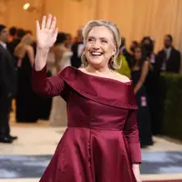 Penampilan Hillary Clinton di Met Gala 2022. Foto: Instagram.