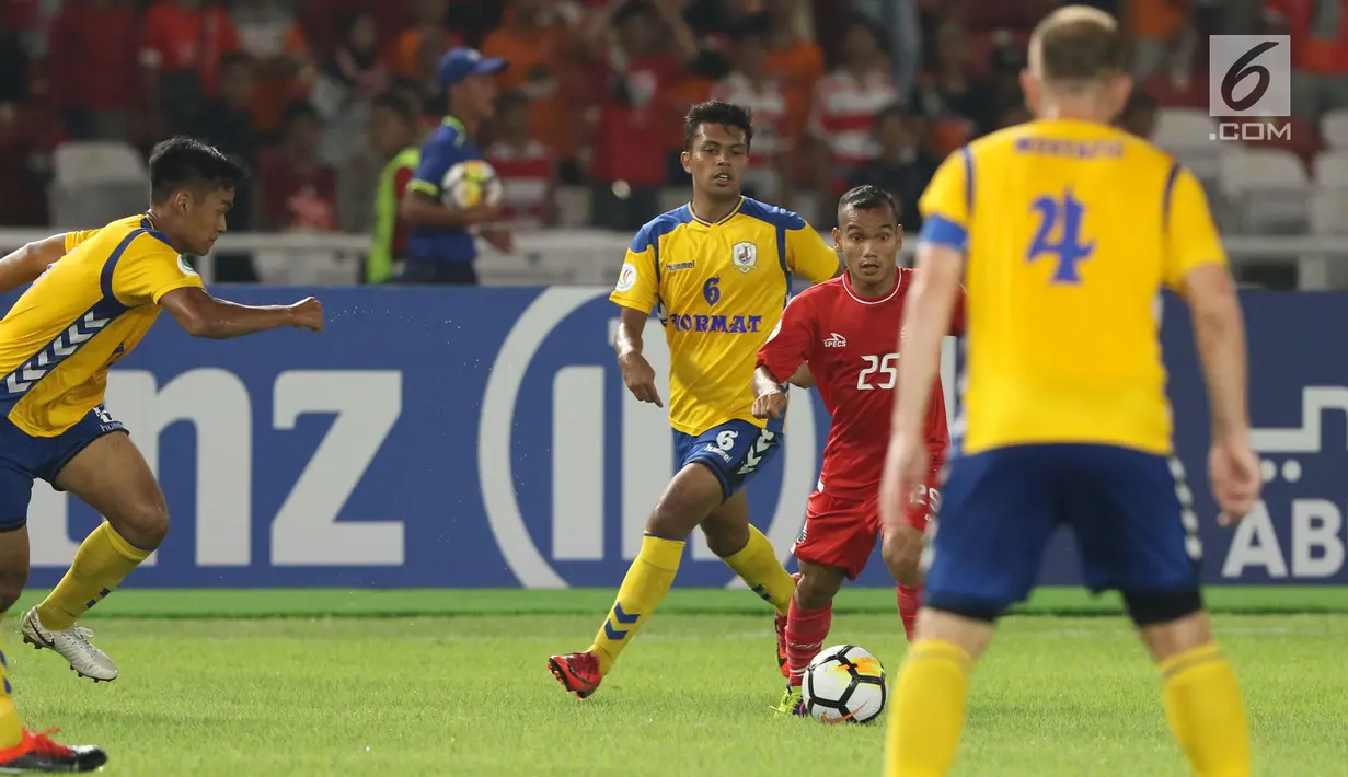 Penyerang sayap Persija, Riko Simanjuntak (kedua kanan) mencoba melewati kawalan pemain Tampines Rovers pada penyisihan grup H Piala AFC 2018 di Stadion GBK, Jakarta, Rabu (28/2). Persija unggul 4-1. (Liputan6.com/Helmi Fithriansyah)