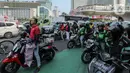 Suasana saat para pengendara berhenti sejenak untuk mengheningkan cipta dalam rangka detik-detik proklamasi kemerdekaan Indonesia di kawasan Bundaran HI, Jakarta. (Liputan6.com/Faizal Fanani)