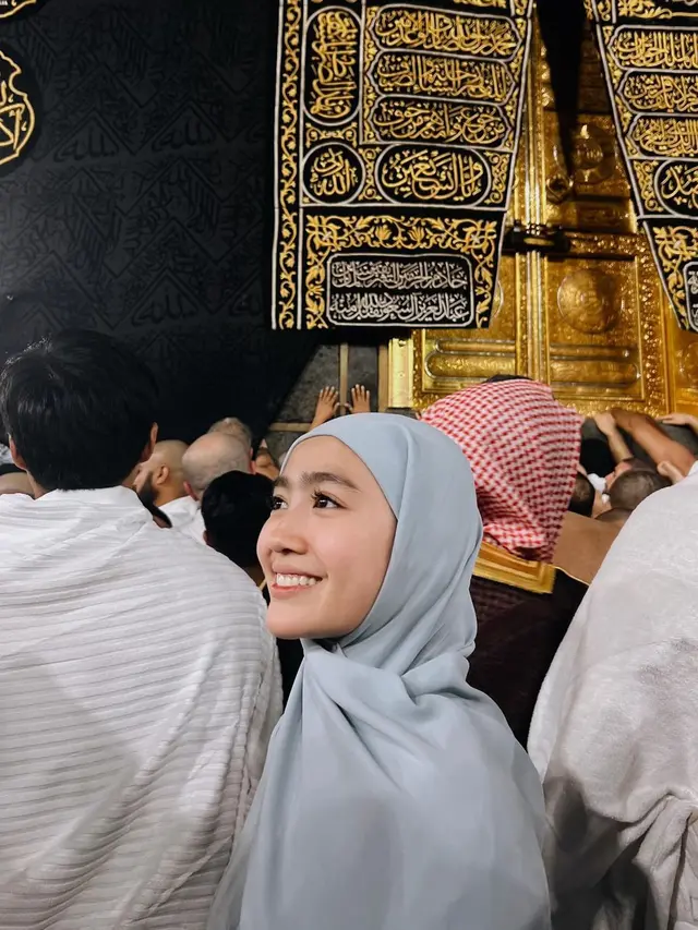 8 Potret Febby Rastanty saat Umroh, Terharu Berhasil Sentuh Ka'bah