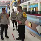 Wakil Kepala Polresta Pekanbaru AKBP Henky Poerwanto mengecek logistik Pemilu yang sudah dikirim ke kantor camat. (Liputan6.com/M Syukur)