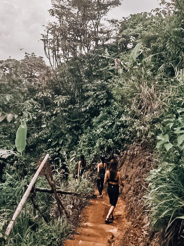 7 Gaya Rebecca Tamara saat Liburan di Alam, Jadi Inspirasi