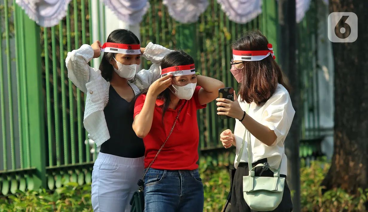 Upacara peringatan Detik-Detik Proklamasi Kemerdekaan RI sendiri digelar di halaman Istana Merdeka Jakarta. Pemerintah pun meminta masyarakat menghentikan aktivitas sejenak untuk berdiri tegap pukul 10.17 sampai 10.20 WIB, saat pengibaran bendera merah putih di Istana Merdeka. (Liputan6.com/Angga Yuniar)