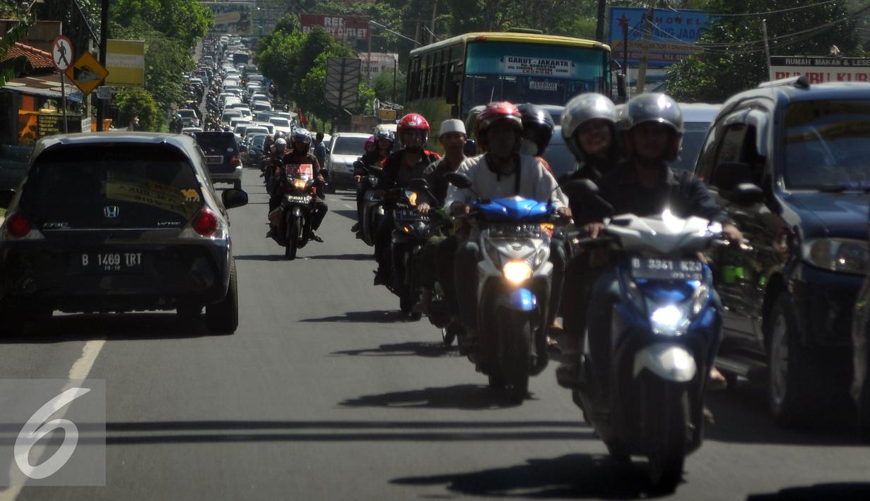 Kemacetan panjang terjadi di kawasan Puncak Bogor, Jawa Barat, Jum'at (6/5). Libur panjang dimanfaatkan sejumlah warga untuk berlibur di kawasan Puncak Bogor. (Liputan6.com/Johan Tallo)