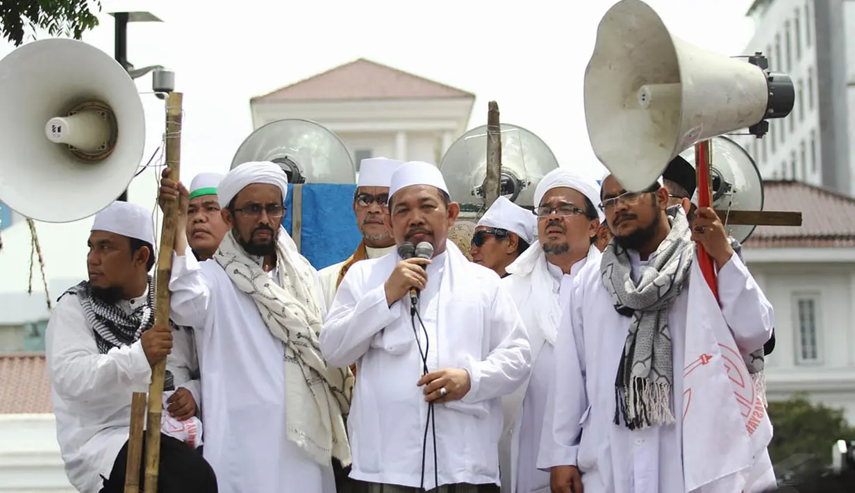Massa juga mengangkat KH Fachrurozi Ishaq (tengah) sebagai Gubernur DKI Jakarta tandingan, Jakarta, Senin (1/12/2014). (Liputan6.com/Faizal Fanani) 