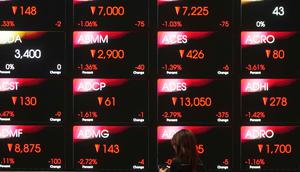 Selasa (9/9/2025) pagi, Indeks Harga Saham Gabungan (IHSG) kembali ambruk 1,47% ke level 7.653,65. Pergerakan IHSG hari ini masih melanjutkan sentimen negatif pada sore kemarin, Senin (8/9/2025) yang ditutup turun 1,28%. (AP Photo/Tatan Syuflana)