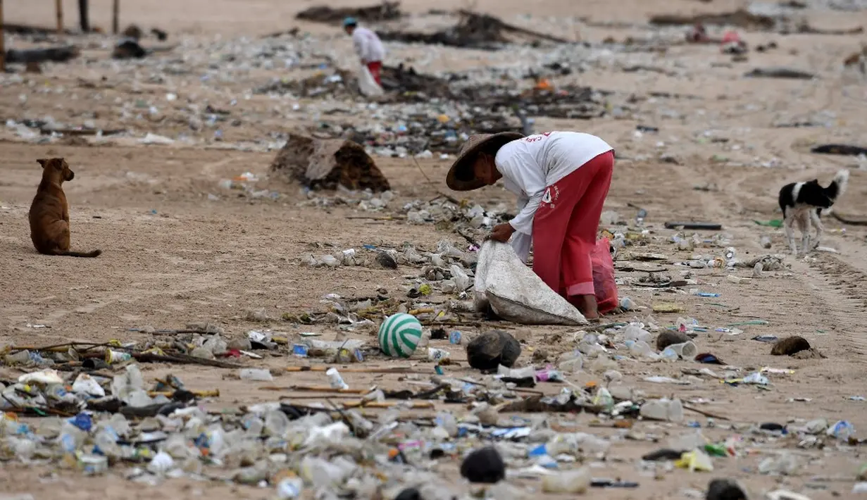 <p>Untuk nengantisipasi sampah kiriman ke pesisir pantai kawasan Badung, Anak Agung Gede Agung Dalem menerangkan pihaknya sudah meminta warga dan masyarakat di daerah-daerah hulu agar tidak membuang sampah sembarangan dan mengurangi penggunaan benda yang akan menjadi sampah. (SONNY TUMBELAKA/AFP)</p>