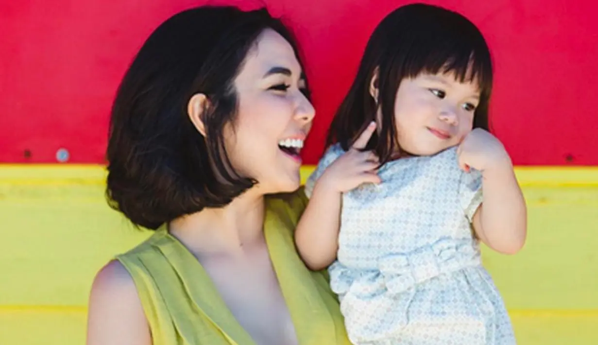 Di usianya masih terbilang belia, Gempita Nora Marten, putri pertama pasangan Gisella Anastasia dan Gading Marten ini selalu berhasil mencuri perhatian. Hal ini pun diakui Gisel yang tak bosan mengabadikan momen lucu anaknya itu. (Instagram/gisel_la)