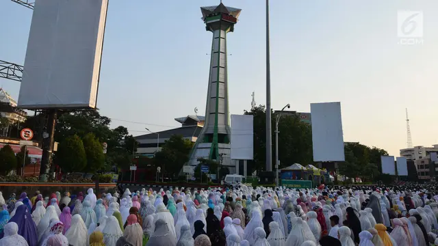 Ribuan Warga Salat Idul Fitri di Simpanglima Semarang