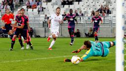 Adam Lallana saat mencetak gol ke gawang Bordeaux dalam laga Grup B Liga Europa di Bordeaux, Jumat (18/9/2015) dini hari WIB. (Action Images via Reuters/Lee Smith)