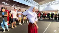 Azizah MRDS tampil memukau dalam Parade MotoGP di Teras Udayana, Lombok, NTB, di depan pembalap kelas dunia dari Jorge Martin hingga Marc Marquez. (Foto: Dok. Koleksi Pribadi Azizah MRDS)