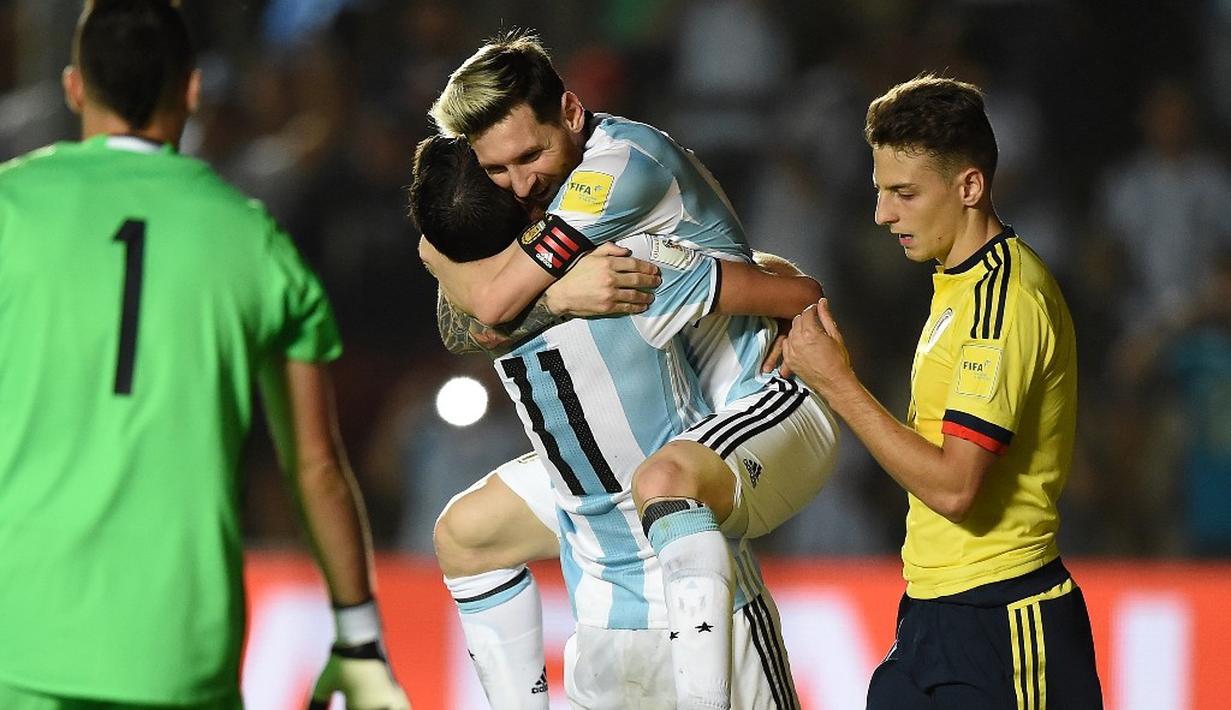 Striker Argentina, Lionel Messi, merayakan gol yang dicetak Angel Di Maria ke gawang Kolombia pada laga kualifikasi Piala Dunia 2018 zona CONMEBOL di Estadio San Juan del Bicentenario, Selasa (15/11/2016). (AFP/Eitan Abramovich)
