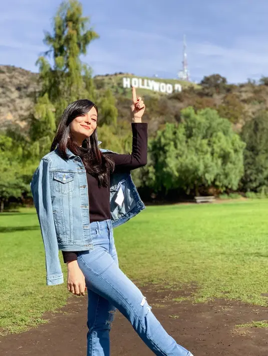 Berbeda saat musim panas, istri Jonas Rivanno ini tampil casual dengan serba denim. Jeans dan jaket denim serta daleman kaos hitam polos menambah pesonanya. (Liputan6.com/IG/@asmirandah89)