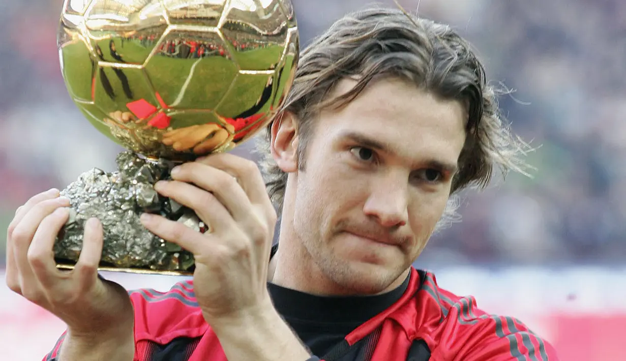 Andriy Shevchenko memenangkan penghargaan Ballon d'Or usai membawa AC Milan meraih gelar Liga Italia dan Super Coppa Italia pada musim 2003/2004. Ia juga tercatat sebagai pencetak gol terbanyak di Serie A. Saat itu, nilai transfernya masih mencapai 25,2 juta euro. (AFP/Paco Serinelli)