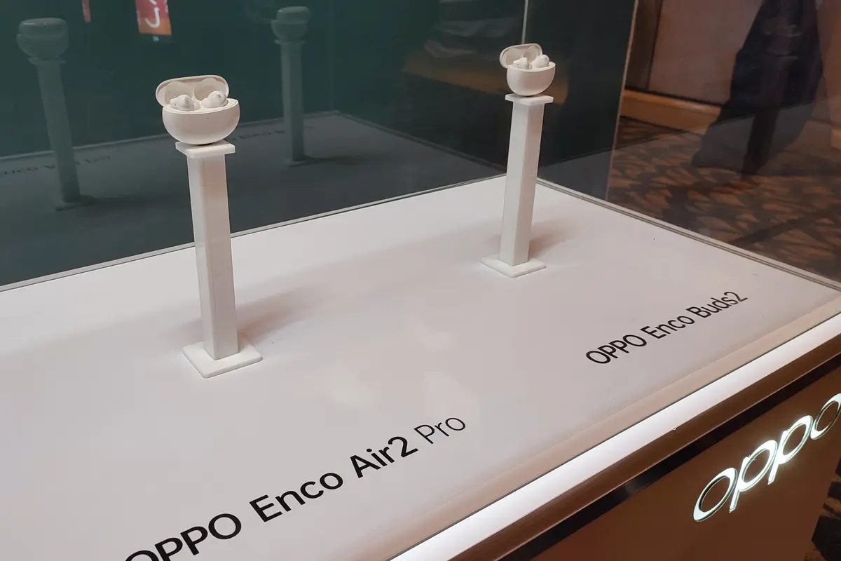 Oppo Enco Air2 Pro dan Oppo Enco Buds2 (Liputan6.com/Giovani Dio Prasasti)