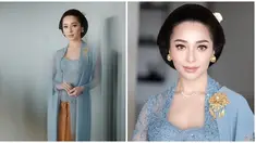 Gelar acara Tedak Siten Baby Izz pada Minggu (20/11/2022), penampilan Nikita Willy dalam balutan kebaya Jawa rancangan desainer ternama Didiet Maulana banjir pujian. Dalam laman Instagramnya, Didiet Maulana jelaskan memilih warna biru untuk kebaya Nikita sesuai dengan palette warna trend 2023 yaitu Tranquil Blue. Warna semburat biru yang membawa harmoni dan vibrasi mindfulness. Wajah cantik Nikita Willy ini dipoles oleh MUA ternama MelinaTheMUA. (Liputan6.com/IG/@didietmaulana)