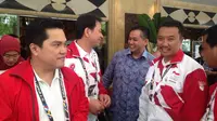 Menteri Pemuda dan Olahraga, Imam Nahrawi (dua dari kanan) dan Ketua KOI, Erick Thohir, di Hotel Shagrila, Kuala Lumpur, Minggu (20/8/2017). (Bola.com/Benediktus Gerendo Pradidgo)