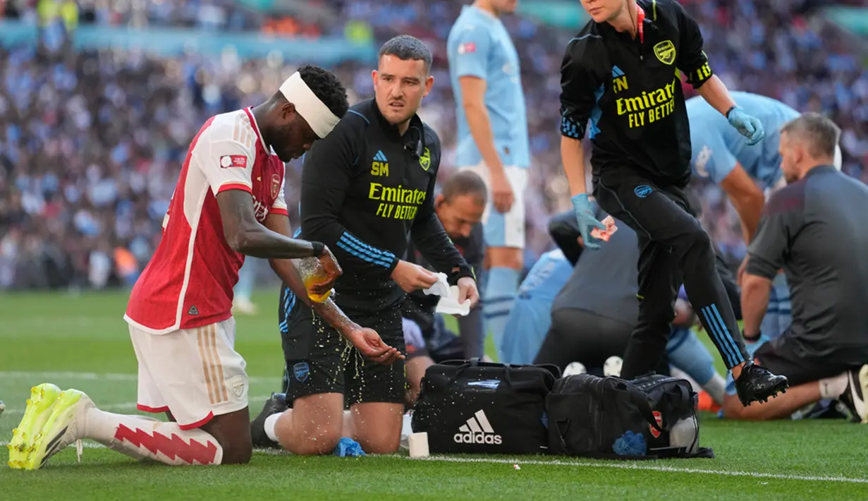 Laga kemudian dilanjutkan lewat adu tendangan penalti. Empat algojo Arsenal, yaitu Martin Odegaard, Leandro Trossard, Bakayo Saka, dan Fabio Viero sukses menjalankan tugasnya. (AP Photo/Kirsty Wigglesworth)