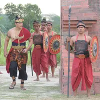 Adjie Pangestu dan aktor lainnya memainkan adegan saat syuting Saur Sepuh di kawasan Cibinong, Jawa Barat, Rabu (2/8). Film Saur Sepuh sendiri dirilis tahun 1987 dan dibintangi oleh Fendy Pradana serta Harto Kawel. (Liputan6.com/Herman Zakharia)