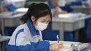 Seorang siswa yang mengenakan masker belajar di sebuah kelas sekolah menengah pertama di Yinchuan, Daerah Otonom Etnis Hui Ningxia, China barat laut, Rabu (25/3/2020). Para siswa tahun terakhir sekolah menengah pertama dan sekolah menengah atas di Yinchuan kembali masuk sekolah. (Xinhua/Yang Zhisen)