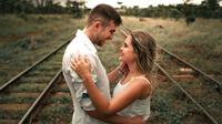 ilustrasi pasangan jatuh cinta/Photo by Orione Conceição from Pexels
