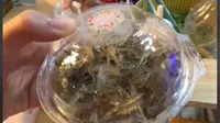 Turis Indonesia Beli Salad Udang di Thailand, Udangnya Loncat Saat Kemasan Dibuka. foto: TikTok @aviranisha